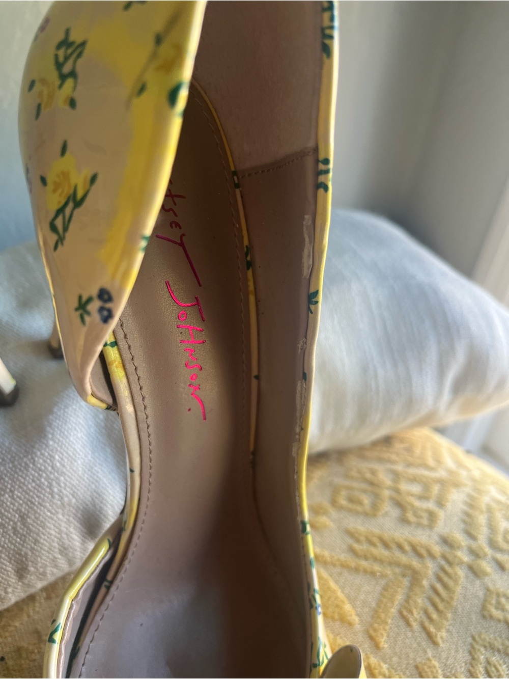 Betsey Johnson Layered Bow Vinyl Yellow Floral Stiletto 8.5M - Picture 4 of 10
